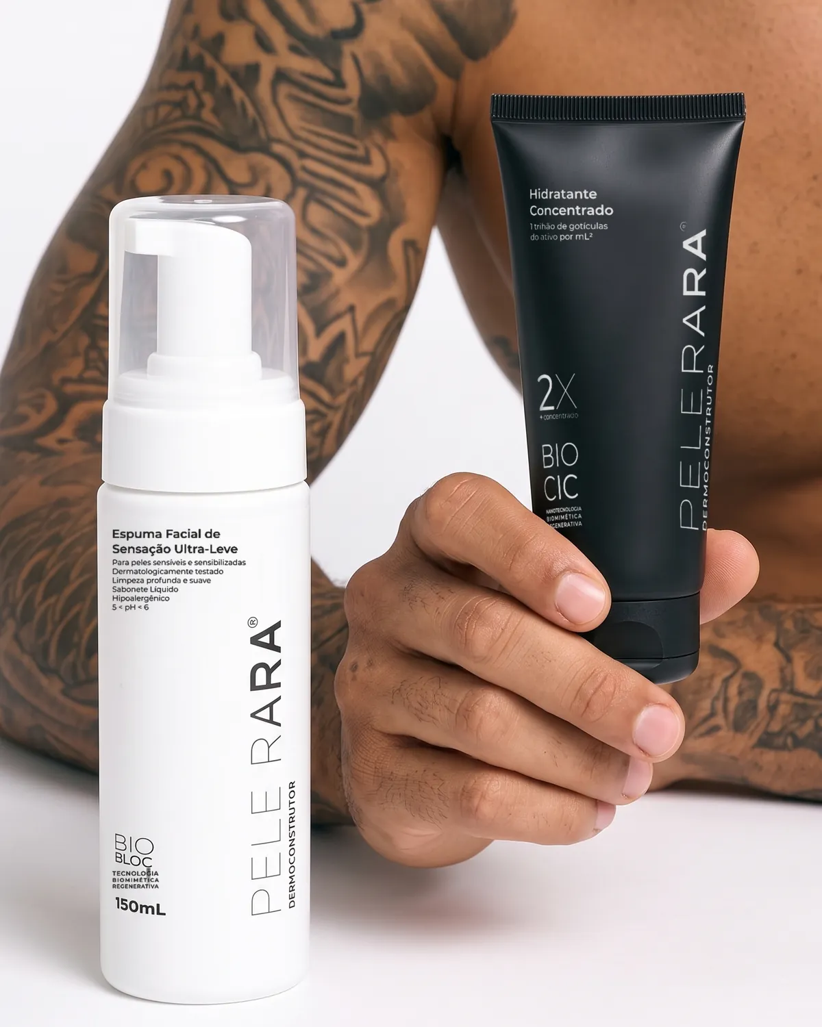 Kit Tattoo: Espuma Facial de Sensação Ultra-Leve 150 ml e Hidratante Concentrado 2X 60 g, Pele Rara®, ao lado de um braço tatuado